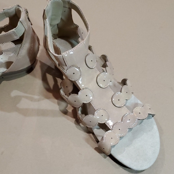 Avon Tan Sandals with T-Strap and Embellishments - Picture 6 of 6